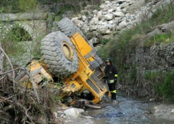 Schiacciato da una ruspa, operaio muore nel catanzarese