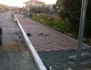 Marciapiede lungo Viale Stazione