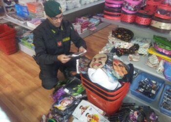 Maschere, parrucche e giocattoli pericolosi: maxisequestro in negozio cinese