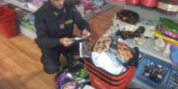 Maschere, parrucche e giocattoli pericolosi: maxisequestro in negozio cinese