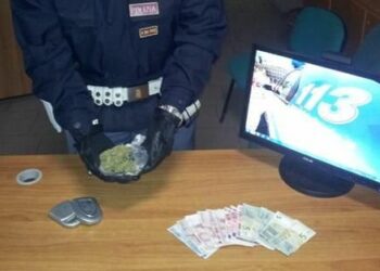 Marijuana nascosta tra sabbia e cemento, due arresti a Crotone