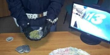 Marijuana nascosta tra sabbia e cemento, due arresti a Crotone