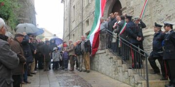 Crucoli, stemma araldico sull’ingresso del Comune