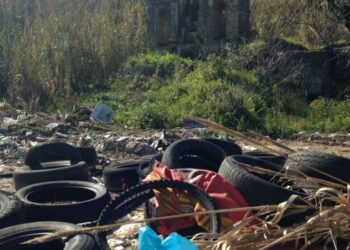 Ciro’ Marina: la Fontana ‘adottata’ ancora in mezzo ai rifiuti