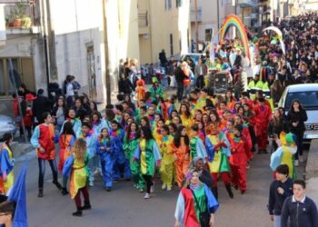 Carnevale, 3000 persone hanno ‘colorato’ Isola Capo Rizzuto