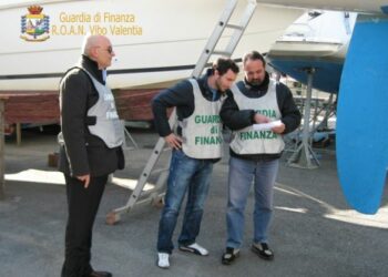 Simulano furto imbarcazione a Crotone, scoperti e denunciati