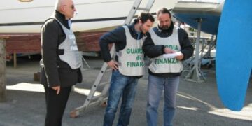 Simulano furto imbarcazione a Crotone, scoperti e denunciati