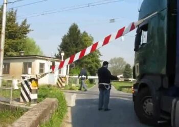 Camion incastrato nel passaggio a livello, sospeso il traffico per un’ora