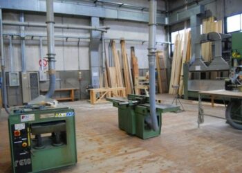 Smaltivano vernici e collanti, denunciati due fratelli nel Cosentino