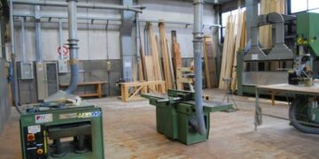 Smaltivano vernici e collanti, denunciati due fratelli nel Cosentino