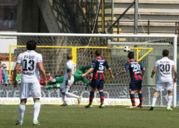 Posticipo serie B, pari casalingo per il Crotone ma il terzo posto e’ ben saldo