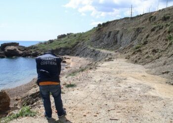 Lavori senza autorizzazione, Guardia Costiera sequestra area a Isola