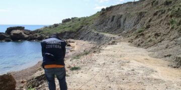 Lavori senza autorizzazione, Guardia Costiera sequestra area a Isola