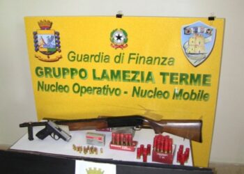 Imprenditore minacciava clienti con pistole e fucili per riscuotere denaro