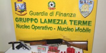 Imprenditore minacciava clienti con pistole e fucili per riscuotere denaro