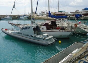 Soccorsa barca a vela con 46 migranti davanti le coste di Riace