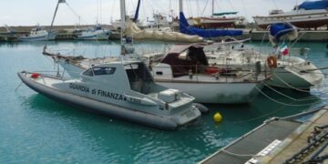 Soccorsa barca a vela con 46 migranti davanti le coste di Riace