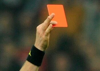 Testata all’arbitro, non era nemmeno tesserato: 4 denunce a Ciro’ Marina