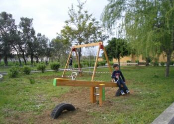 Arrivano nuovi giochi per bambini nelle aree verdi di Ciro’ Marina