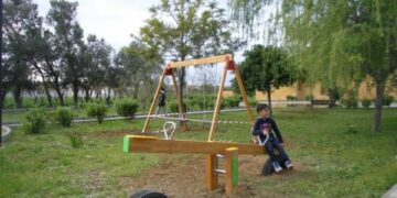 Arrivano nuovi giochi per bambini nelle aree verdi di Ciro’ Marina