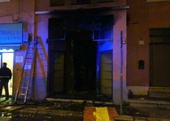 Reggio Calabria, locale in fiamme in pieno centro