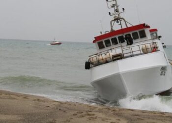Motopesca incagliato e con falla a bordo nei pressi del fiume Neto