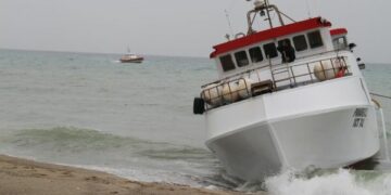 Motopesca incagliato e con falla a bordo nei pressi del fiume Neto