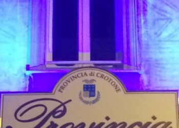 Crotone, Palazzo Provincia s’illumina di blu per la Giornata dell’autismo