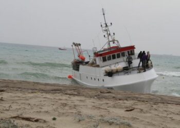 Rimosso il peschereccio arenatosi alla foce del Neto