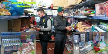 Maxi sequestro a Lamezia Terme, un milione di prodotti illegali e insicuri