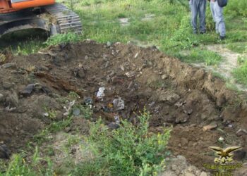 Cumuli di rifiuti interrati nell’argine del fiume Neto, sequestrata area
