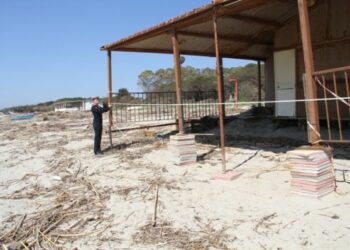 Strutture balneari illegali su demanio, 6 denunce