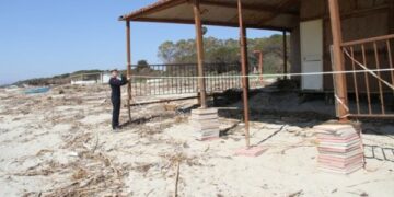 Strutture balneari illegali su demanio, 6 denunce