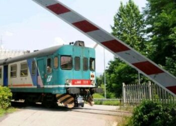 Il treno passa ma la sbarra rimane alzata, cittadini in pericolo