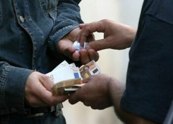 Crotonese e cirotano spacciavano droga ai ‘clienti’ del bar, arrestati