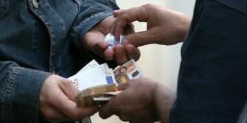 Crotonese e cirotano spacciavano droga ai ‘clienti’ del bar, arrestati