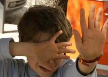 Abusa di 15enne in macchina, arrestato amico di famiglia