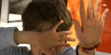 Abusa di 15enne in macchina, arrestato amico di famiglia