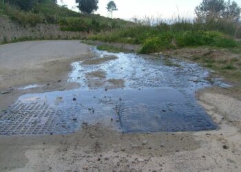 Fogna a cielo aperto in zona Campanise