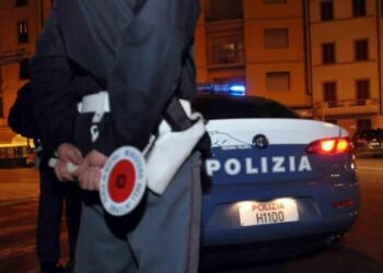 Inseguiti da Polizia buttano la droga: due arresti a Crotone