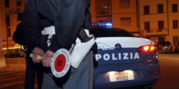 Inseguiti da Polizia buttano la droga: due arresti a Crotone