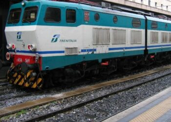 Rubava cavi elettrici da una motrice delle ferrovie, arrestato cosentino
