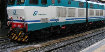Rubava cavi elettrici da una motrice delle ferrovie, arrestato cosentino