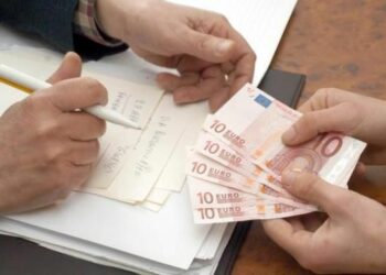 Truffa in agenzia viaggi, clonava carte credito dei clienti