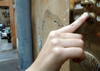 Furbetti del ‘porta a porta’, a lezione per non farsi truffare