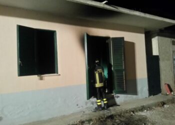 In fiamme abitazione a Capo Bianco, incendio doloso
