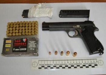 Arsenale in casa, arrestato cutrese per detenzione abusiva di armi