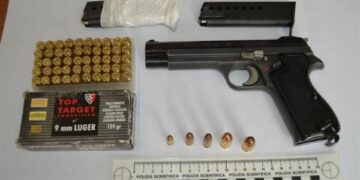 Arsenale in casa, arrestato cutrese per detenzione abusiva di armi