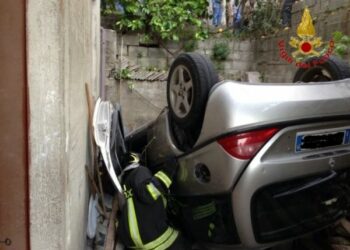 Auto finisce nella scarpata, due feriti: in ospedale con elisoccorso