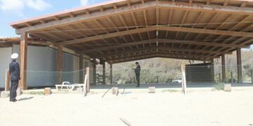 Strutture balneari ‘stagionali’ non rimosse, 3 denunce a Cutro